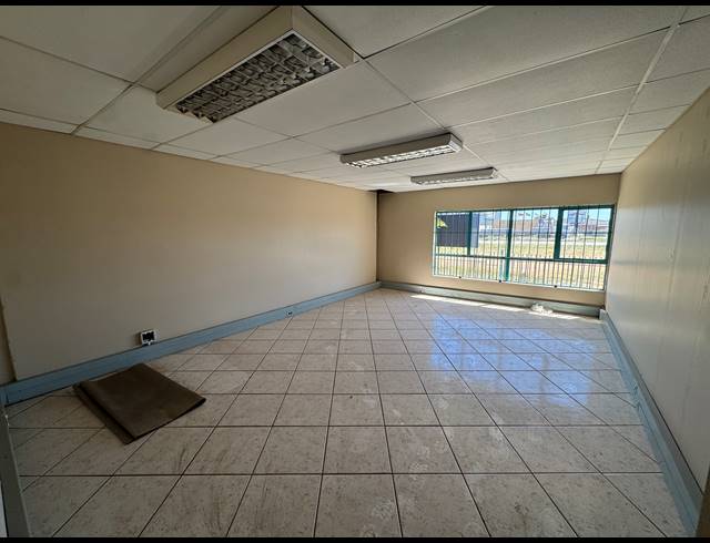 410M² WAREHOUSE TO LET IN STORMILL